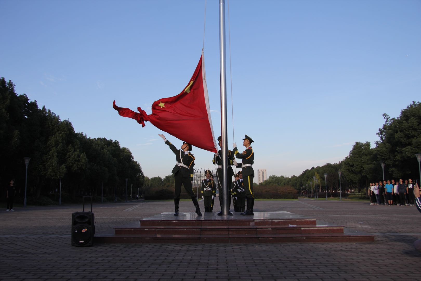 我校举行"庆祝国庆,喜迎进博"升旗仪式