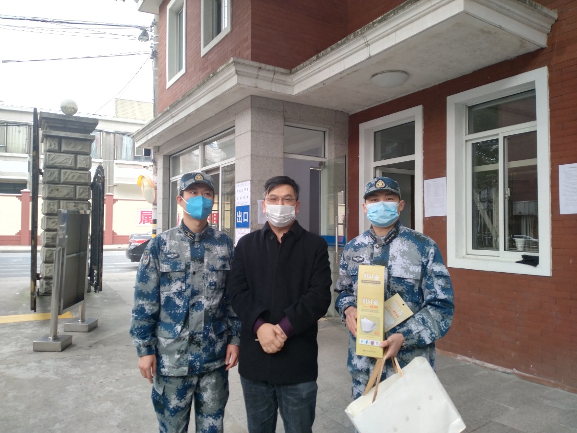 (张义红老师向上海市空军基地防疫一线的执勤哨兵捐赠口罩)