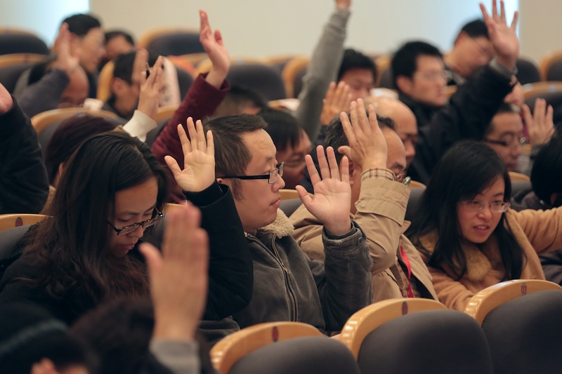 举手表决通过《东华大学第十届教代会暨第十八届工代会第一次会议决议