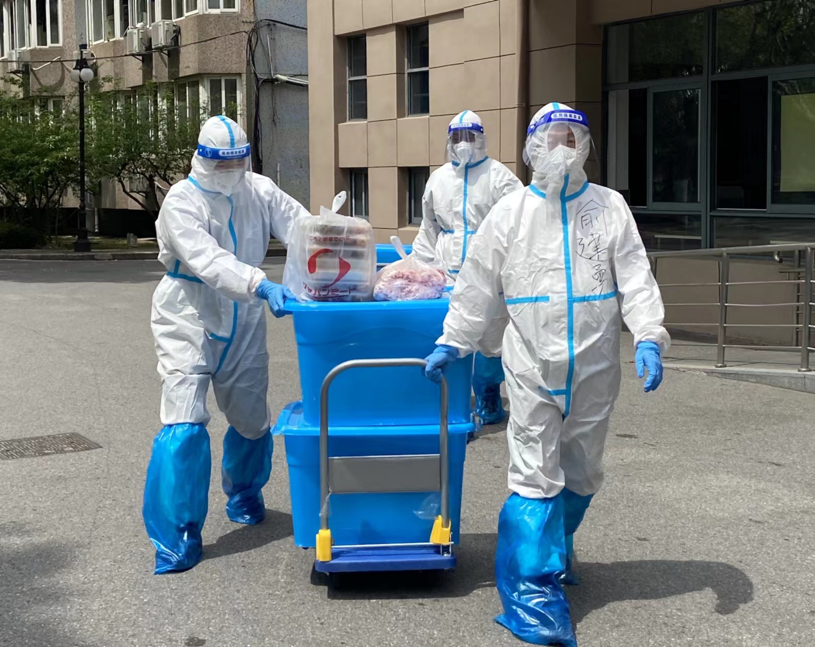 坚定信心 共克时艰 校长俞建勇与教职工志愿者一起 为学生送餐并慰问相关工作人员