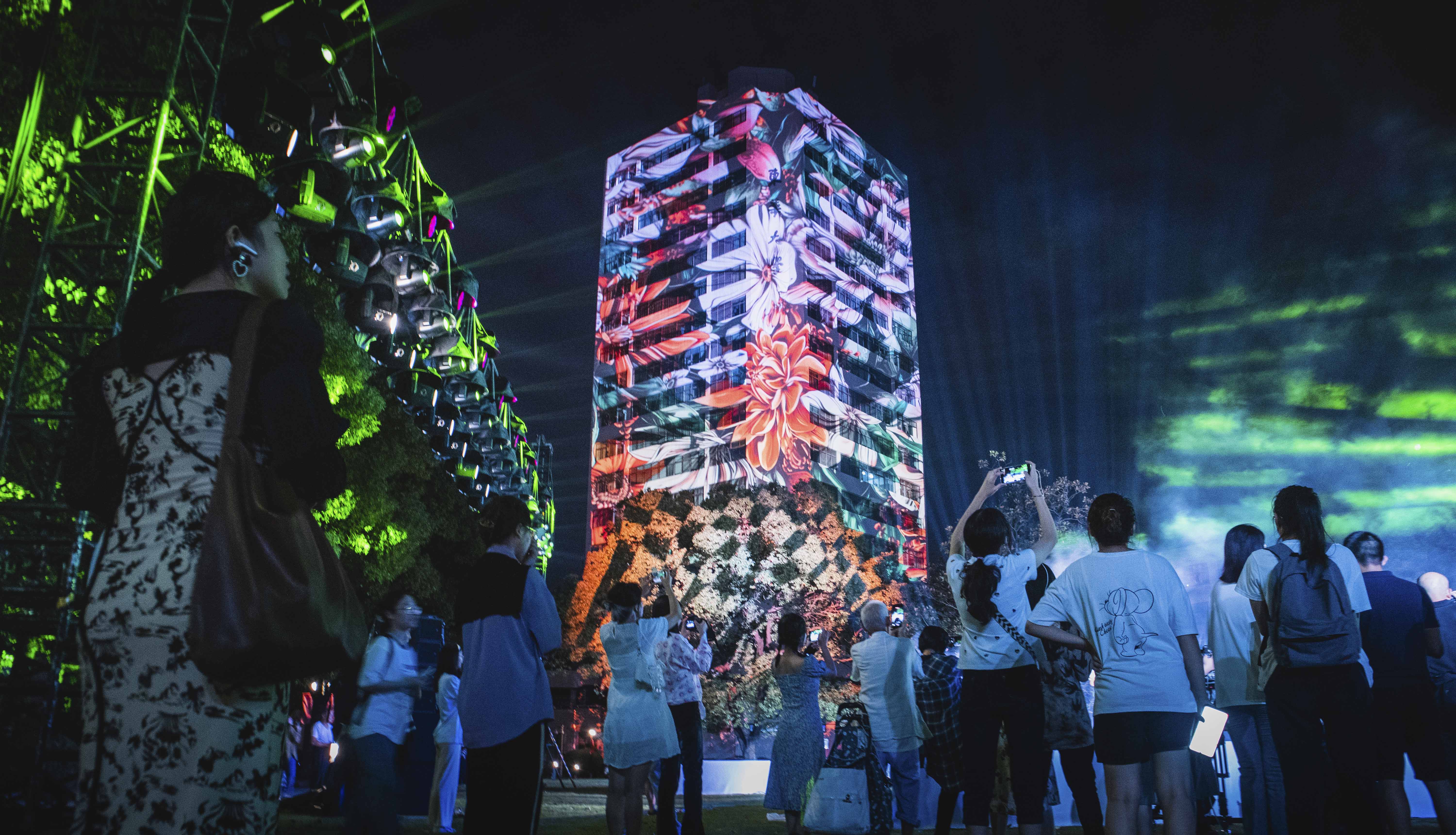 中国青年报:东华大学70周年校庆,校园3D光影秀现身