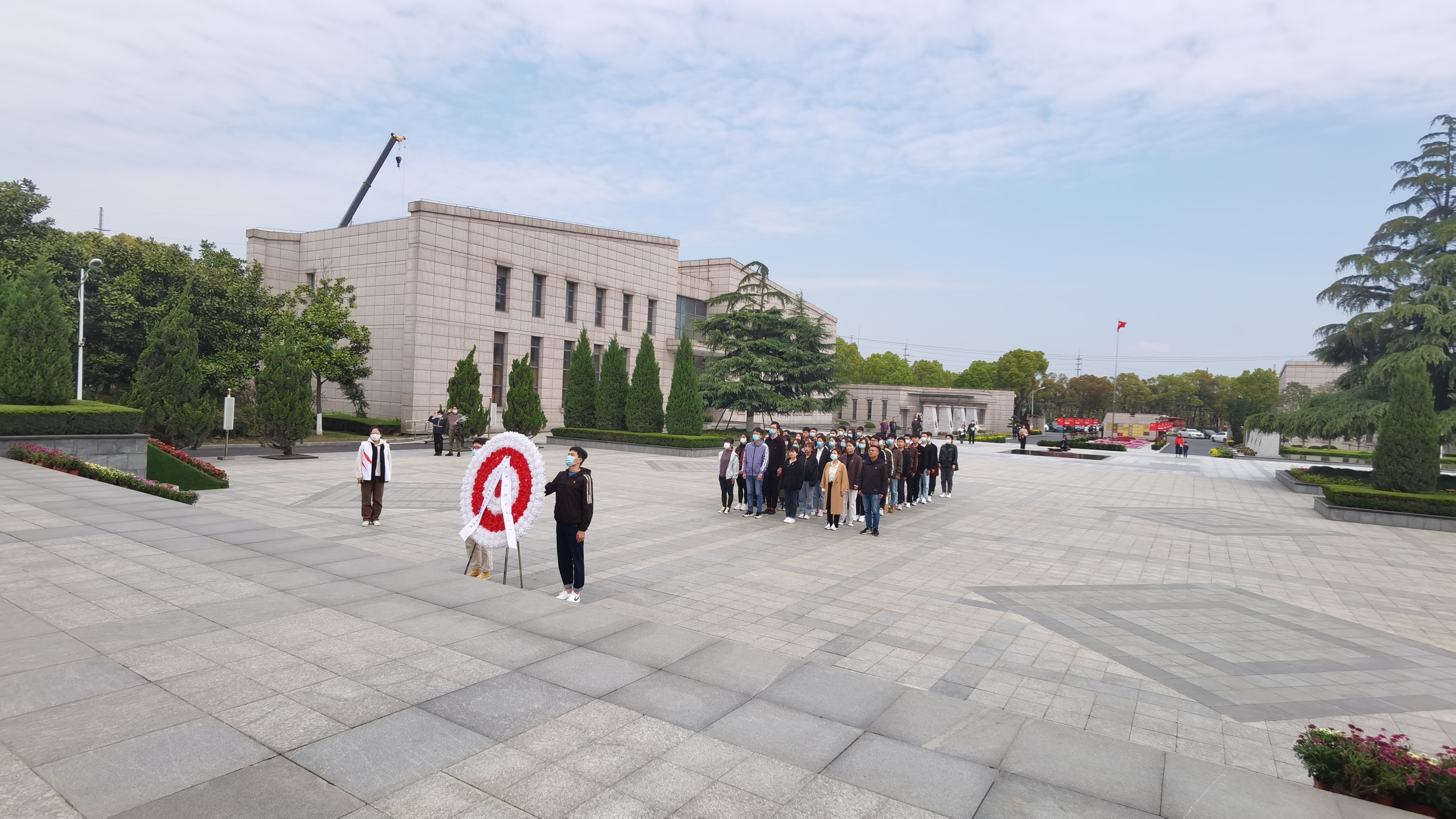 铭记吾辈使命 化工生物学院学生党员于清明节赴松江烈士陵园祭扫参观
