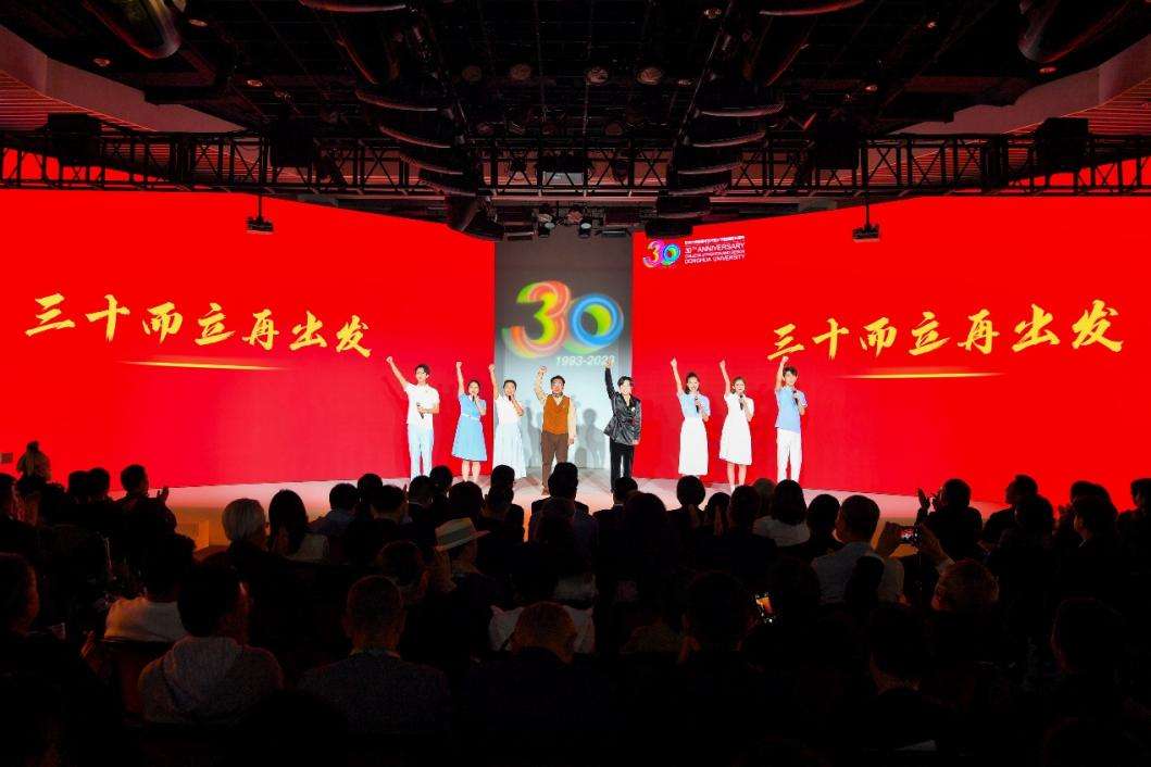 大厅里的人群 已生成极高可信度的说明