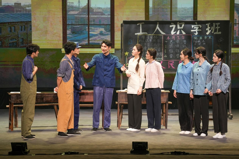 东华大学原创话剧《织光者》首演。校方供图